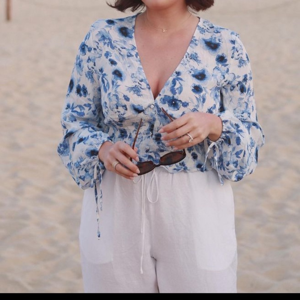 H&M V-neck cropped floral long sleeve top blouse blue white small